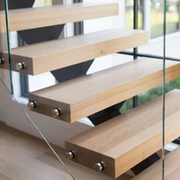 Eichenholz-Treppe mit Einholm-Treppenhaus Schwarze Beschläge 12mm Glasgeländer