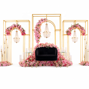 Arco in Metallo Dorato per Scenografia Matrimoniale, Struttura Decorativa per Area di Benvenuto, Accessori per Cerimonie Nuziali - Product Image 1