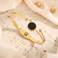 Bracelet en acier inoxydable plaqué or 18 carats avec strass, motif végétal tendance et plaque ronde, idéal pour un usage quotidien – Meilleure vente