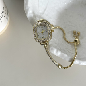 นาฬิกาควอตซ์อะคริลิกทรงสี่เหลี่ยมเล็กแบบใหม่ เป็นมิตรกับสิ่งแวดล้อม สำหรับเด็กผู้หญิง นาฬิกาข้อมือผู้หญิงดีไซน์หรูหราสำหรับสุภาพสตรี - Product Image 6