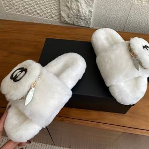 Pantuflas de Piel de Diseño de Lujo para Mujer, Suela Gruesa que Proporciona Altura y Calor, Zapatos de Exterior Personalizados de Alta Gama - Product Image 3