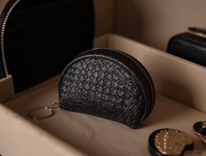 Portamonete semicircolare intrecciato con chiusura a cerniera mini per donna - Product Image 2