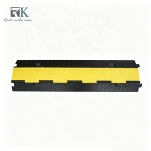 Rampe de protection de câbles robuste en caoutchouc, conception rabattable, jaune et noir, pour événements et concerts - Product Image 1