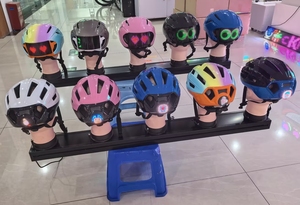 Casco Inteligente Programable ABS con Luces LED de Colores, Pantalla de Texto/GIF, Diseño Impermeable para Motocicleta y Bicicleta - Product Image 6