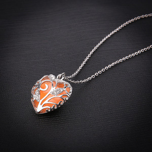 Collar Patrón de flores Collar de cadena de eslabones brillantes Colgante de aleación luminosa con corazón hueco Resplandor <span class=keywords><strong>en</strong></span> el <span class=keywords><strong>encanto</strong></span> oscuro - Product Image 5