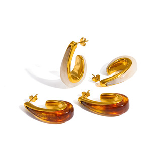 Boucles d'oreilles clous tendance en résine organique, plaqué or 18 carats, acier inoxydable, motif marbré ambre, bijoux fantaisie inaltérables - Product Image 1