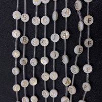 Breloques en perles de coquille blanches avec initiales plaquées or 8 mm pour la fabrication de colliers et de bracelets