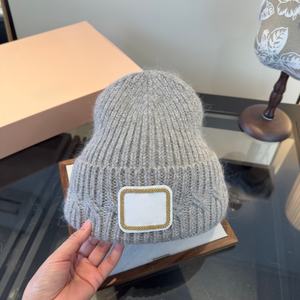 Gorro de Punto Cálido y Moderno de Marca de Lujo, 100% Lana Pura, Bordado 3D, Protección para las Orejas, Cálido, Apto para Hombres y Mujeres - Product Image 1