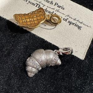 Pendentif en argent pur S925 en forme de corne de vache avec un design rétro français médiéval, bijoux en perles mignons et impeccables - Product Image 5