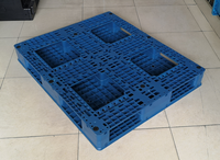 Palette Euro 1200x1000x150mm en PEHD, entrée 4 voies, emboîtable, six roulettes, poids 23,5 kg, modèle 1100, charge statique 6T, charge dynamique 1,5T