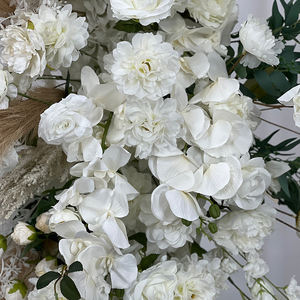 Arco de Flores Artificiales de Seda Realista en Color Blanco de Lujo para Decoración de Bodas y Eventos - Product Image 4