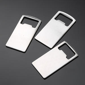 Abridor de Botellas de Bebidas y Cerveza Portátil y Duradero de Acero Inoxidable con Forma de Tarjeta de Crédito - Product Image 4