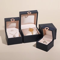 Nouvelle boîte organisatrice de bijoux carrée en cuir PU personnalisée, fermeture magnétique, logo personnalisé, doublure intérieure douce, finition de qualité, cadeau