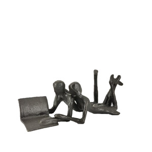 Scultura Retrò di Coppia che si Abbraccia e Legge, Rilassata a Letto che Leggeva Insieme, Ornamento Astratto in Ghisa per Coppie - Product Image 3
