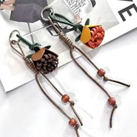 Porte-clés Fleur en Cuir PU Fait Main avec Perles en Bois et Cordon Tressé, Pendentif Tendance pour Sac, Breloque Décorative pour Sac à Dos, Cadeau d'Anniversaire pour Femme
