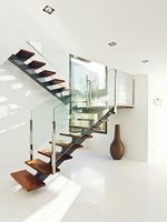 Escalier en fer LED de luxe personnalisé, durable, intérieur/extérieur, avec garde-corps en métal/verre pour la conception de villas, d'appartements et de halls