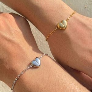 Pulsera de Cadena Chapada en Oro, Diseño Creativo con Colgante de Corazón Magnético, Acero Inoxidable, para Parejas, Éxito de Ventas en Europa y América - Product Image 1