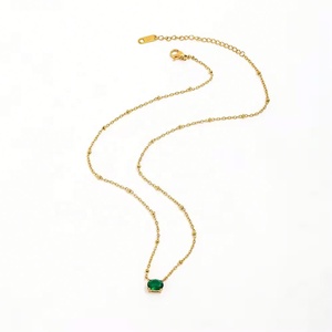 Collier personnalisé en acier inoxydable avec pendentif ovale en zircone verte, chaîne à maillons et perles, plaqué or 18 carats, vente en gros - Product Image 3