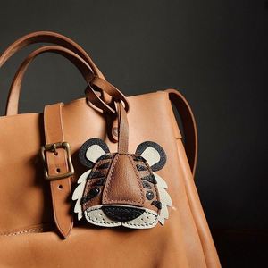 พวงกุญแจหนัง AX Tiger Daji ทำมือ จี้ห้อยกระเป๋ากุญแจรถ ดีไซน์อนิเมะน่ารัก ของขวัญปีใหม่ คุณภาพสูง เรียบง่าย - Product Image 3