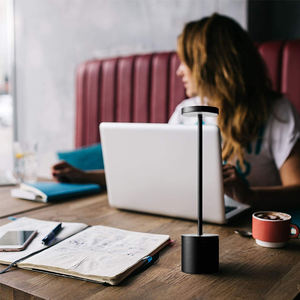 Lámpara de Mesa LED de Diseño Profesional en Cristal 3D con Forma de Rosa, Lámpara de Noche con Cargador Inalámbrico - Product Image 5