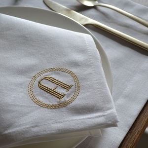 Serviettes de table en coton et lin brodées sur mesure en gros pour les acheteurs d'hôtels, restaurants et complexes hôteliers - Product Image 1