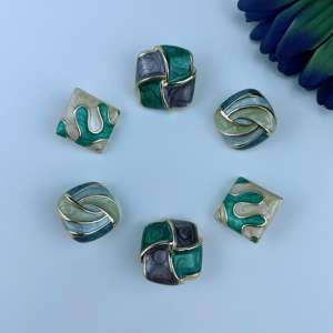 कस्टमाइज्ड पुरुषों के शेल्ड स्टड किए गए लोगो शर्ट में धातु मिश्र धातु बटन जस्ता चढ़ाना कस्टम पैटर्न सिलाई कपड़े को कवर करते हैं। - Product Image 6