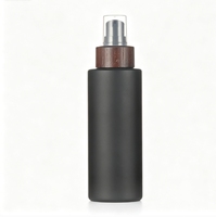 Ensemble d'emballages en verre noir mat avec bouchon en bois foncé, compte-gouttes pour sérum, vaporisateur pour tonique et pot pour crème visage