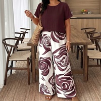Ensemble décontracté 2 pièces pour femme : haut à col rond et manches courtes de couleur unie avec pantalon large imprimé roses, coupe ample et confortable