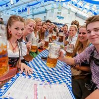 Baisida Allemand Oktoberfest Décorations Kit Pliable Suspendu Polyester Drapeau Bannière Nappe Impression Numérique pour Articles De Fête