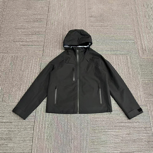 Veste coupe-vent noire avec logo personnalisé, veste imperméable à coque rigide pour l'extérieur - Product Image 1