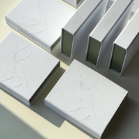Boîte cadeau pliable à fermeture magnétique en carton personnalisé, finition mate, doublure en éponge pour emballage de bijoux de luxe
