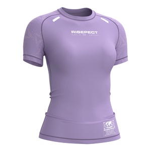 Camiseta de Protección Solar para Mujer con Diseño Exclusivo que Ofrece Comodidad, Protección y un Ajuste Elegante para Actividades Acuáticas y de Artes Marciales - Product Image 3