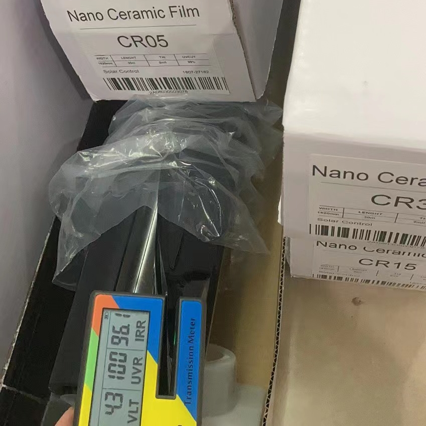 CR05, Couleur : Noir Foncé, VLT : 05 %, IRR : 95 %, LOGO 3M + Sans Boîte 3M