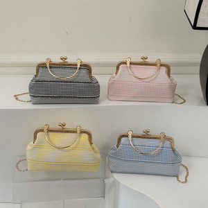 Nova Bolsa Clutch Transversal Feminina 2026 de Tweed com Estampa Listrada, Formato de Concha e Corrente – Acessório Feminino Elegante - Product Image 1