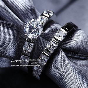 แหวนคู่หมั้นเพชรสวยงามประดับทองคำขาว 18K พร้อมแหวนคู่สแตนเลสสตีลสุดหรูสำหรับเป็นของขวัญ - Product Image 3