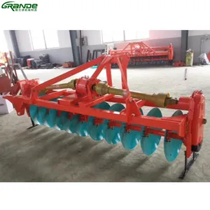 Montado tractor implementa o arroz paddy campo grade aradora arado de disco