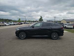 <span class=keywords><strong>BMW</strong></span> X6 XDrive40i AWD 2023 Usado, Volante a la Izquierda, Interior Oscuro, Asientos de Cuero, ACC Automático, R18 SUV, Techo Solar, 300-400 CV, Faros LED - Product Image 3