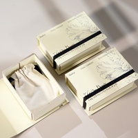 Fournisseur de boîtes cadeaux en carton 2 pièces, boîte cadeau rigide moyenne en forme de livre avec attache à cordon et doublure en éponge