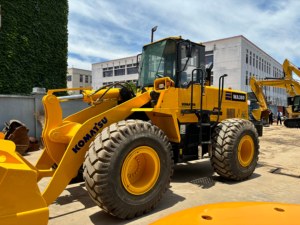 รถตักล้อยาง KOMATSU WA380-3 มือสอง สภาพดีเยี่ยม ขับเคลื่อน 4 ล้อ รับน้ำหนักได้ 5 ตัน พร้อมมอเตอร์ เกียร์ และปั๊ม ราคาถูก - Product Image 6
