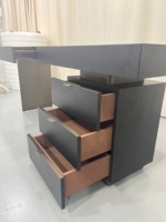 Bureau de travail élégant et minimaliste en bois massif de taille moyenne, avec plateau large et lisse, étagères latérales pour dossiers, dissimulées/3