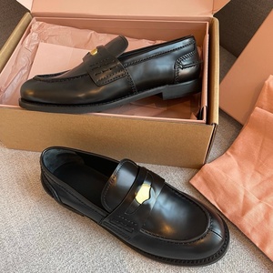 Nouvelles chaussures plates de créateur Printemps 2026 pour femmes, style marche décontracté, en cuir véritable de luxe de haute qualité, avec boucle et semelle souple respirante - Product Image 2