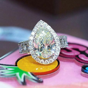 Anello di fidanzamento da donna F930 in oro bianco con diamante taglio a pera naturale colore D e montatura a halo - Product Image 6