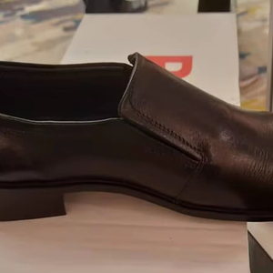 รองเท้าอ็อกซ์ฟอร์ดผู้ชาย Rada งานแฮนด์เมด หนัง PU ตัดเย็บแบบ Goodyear Welted สำหรับใส่ทำงานในออฟฟิศ ทุกฤดูกาล เหมาะสำหรับชุดยูนิฟอร์มบริษัท ผลิตในประเทศไทย - Product Image 1