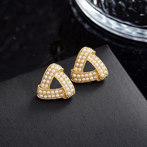 Boucles d'oreilles clous géométriques en alliage doré avec imitation perle pour femmes coréennes, bijoux tendance, cadeaux en gros - Product Image 2