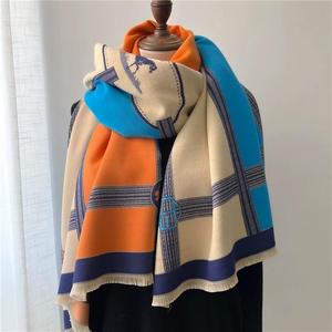Écharpe longue réversible en polyester pour femme, châle chaud d'hiver, idéal pour le quotidien, cadeau élégant pour femme, grande écharpe couverture - Product Image 2