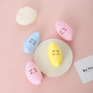 Balle anti-stress souple en TPR en forme de banane - Jouet sensoriel à récupération lente pour la relaxation au bureau, les cadeaux de fête et la réduction de l'anxiété - Product Image 1