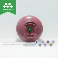 Ballon hélium avec bouteille vide de gaz hélium rempli de gaz