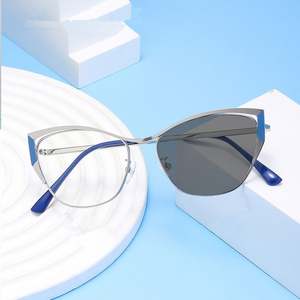 Gafas de Sol Fotocromáticas con Logotipo Personalizado 2025, Gafas de Ojo de Gato con Protección Anti Luz Azul, de Aleación que Cambian de Color, para Mujer - Product Image 1