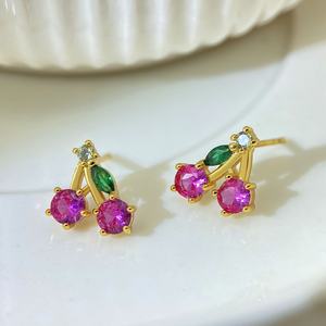 Boucles d'oreilles cerises délicates en zircon cubique plaqué or 18 carats pour femmes, bijoux fantaisie en gros - Product Image 6