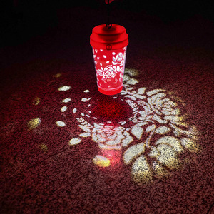 โคมไฟฉายภาพบนแก้วแบบกำหนดเองได้ ไฟ LED พกพาสำหรับตั้งแคมป์ โคมไฟแขวนตกแต่งกลางแจ้ง แสงสีขาว กันน้ำ ใช้พลังงานจากแบตเตอรี่ - Product Image 3